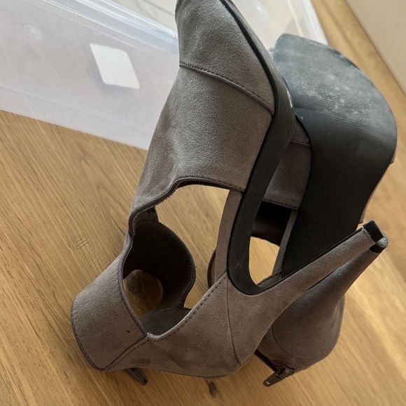 LC Lauren Conrad Grey Open-Toe Heels | Size 8 - Picture 6 of 6